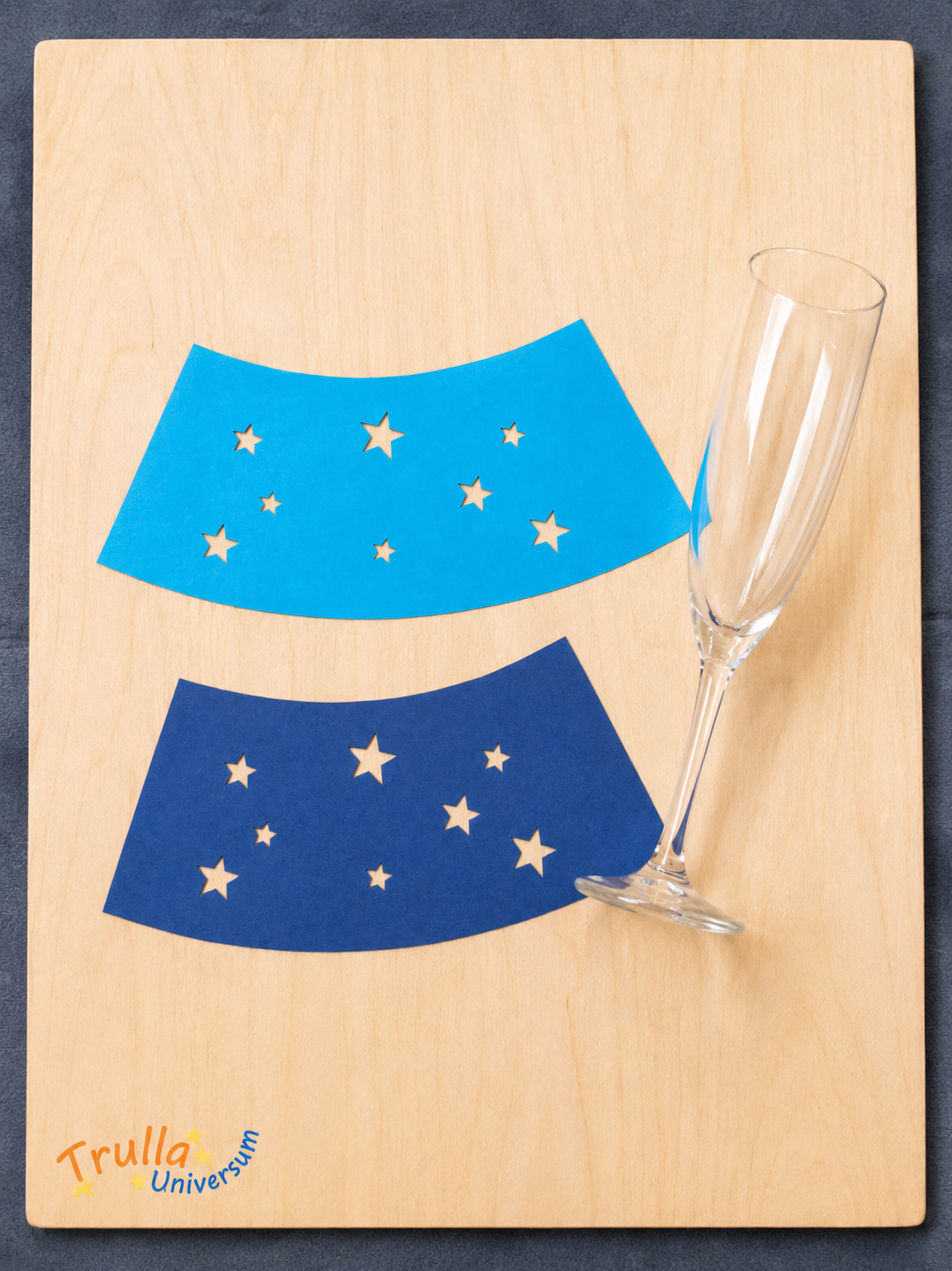 Lichtschirm-Vorlage probeweise neben dem Kunststoffglas