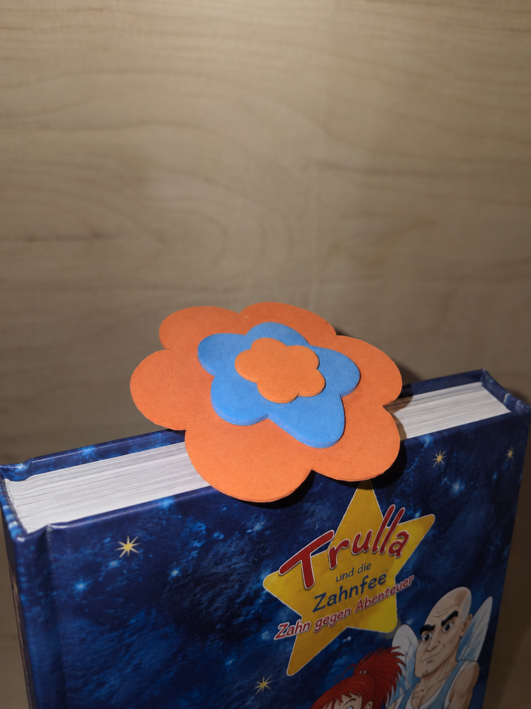 Fertiges Blumen-Lesezeichen im Buch